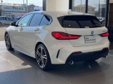 LEDリアコンビネーションランプが洗練された後ろ姿を演出。BMWらしいスポーティな印象が際立ちます。