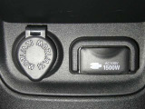 【電源コンセント】非常時やキャンプなどに役立つAC100V/1500Wコンセント付きです。