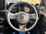 インテリアに合わせたデザインのステアリングは、運転される方のことも考え、運転しやすい形状、大きさです。是非一度、実際に触ってお確かめください。