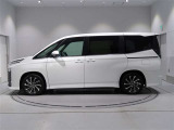 リヤのスライドドアは左右ともに電動で開閉させることができます。リモコンキー・運転席にあるスイッチでも開閉をコントロールできます。色はプラチナホワイトパールマイカ(089)です。