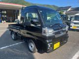 LEDヘッドランプ(ロー/ハイビーム・オートレベリング機能・ LEDクリアランスランプ・オートライト付)や、LEDフォグランプ(メッキベゼル付)を標準装備。