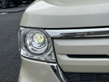 LEDヘッドライトは、点灯の瞬間から最大光量を発揮し、突然暗くなるトンネルなどでの安定感を高めます。