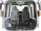 3列目シートは跳ね上げ式で折りたたみ可能です。キャンプ用品など大きな荷物もばっちり収納可能です!