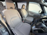 ゆとりある運転席で窮屈感やストレスなく運転をすることができます!