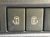 【両側パワースライドドア】スマートキーや運転席のスイッチで後席両側スライドドアの開閉が可能♪電動だから力を入れてドアを開ける必要が無く、小さなお子様でも簡単に開け閉めでき快適です♪