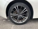 【純正アルミホイール】です!車両デザインに合わせてホイールをデザインしているため、見た目にもカッコイイアルミホイール♪洗車もラクチンで錆びません。