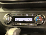 【オートエアコン】一度お好みの温度に設定すれば、車内の温度を検知し風量や温度を自動で調整。暑い&hellip;寒い&hellip;と何度もスイッチ操作をする必要はありません。快適な車内空間には必須の機能ですね♪