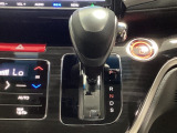 CVT車のセレクトレバーです。低速から高速まで、変速ショックのないスムーズな走りを実現するとともに、エンジン効率のよい領域を維持することで燃費にも貢献します。