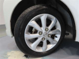 日産純正アルミホイール。タイヤサイズは155/65R14です。
