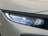 【LEDヘッドライト】悪天候や夜間走行時も良好な視界を確保し安心して運転できる高輝度LEDヘッドライトを装備!点灯速度が早く、消費電力も抑えられています。