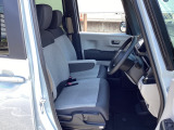 自社整備工場で点検整備をおこなってからお渡ししています。車検が残っている場合は『12ヶ月点検整備』を、車検整備付きの場合は『車検整備』をおこないます。整備費用は車両本体価格に含まれています。