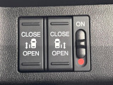 【両側パワースライドドア】スマートキーや運転席のスイッチで後席両側スライドドアの開閉が可能♪電動だから力を入れてドアを開ける必要が無く、小さなお子様でも簡単に開け閉めでき快適です♪