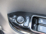 駐車時や狭い道でのすれ違い時に気を使うミラー。電動格納式ドアミラーはそんな時に便利です。