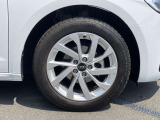 「お洒落は足元から」を体現する、精緻な造形美。路面を力強く捉えるquattroのDNAを刻んだホイールは、静止していても躍動感を放ちます。洗練されたデザインが、Audiの品格と走りの質を象徴しています。