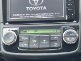 【オートエアコン】一度お好みの温度に設定すれば、車内の温度を検知し風量や温度を自動で調整。暑い&hellip;寒い&hellip;と何度もスイッチ操作をする必要はありません。快適な車内空間には必須の機能ですね♪