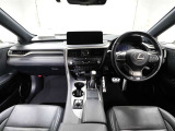 上質で落ち着いた印象のインパネ。視界も広々で運転しやすいです。