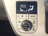 【オートエアコン】一度お好みの温度に設定すれば、車内の温度を検知し風量や温度を自動で調整。暑い&hellip;寒い&hellip;と何度もスイッチ操作をする必要はありません。快適な車内空間には必須の機能ですね♪
