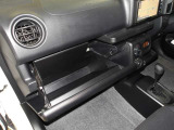 車検証などの収納に便利なグローブボックスです。