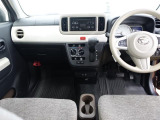 運転のしやすさを最優先に設計された見晴らしの良いインパネ。車両間隔が掴みやすく狭い道でも安心。