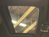 【サンルーフ】開放感たっぷりの希少装備、サンルーフが装着されています!車内に明かりを取り入れたり景色を楽しむ以外にも、車内の空気も簡単に換気できて快適です!
