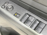 【電動格納ミラー】サイドミラーは電動格納式となっており、狭い駐車場でもキズがつくリスクを抑えられます。