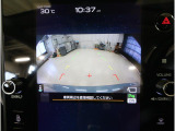 後方の映像を車内の11.6インチディスプレイに表示。 ステアリング操作に連動して動くガイドラインが、駐車や車庫入れをよりスムーズにサポート。狭いスペースでも安心して操作できる頼れる機能です。