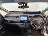 見通しの良い運転席回りとなっておりますので安心して運転をして頂けます!窓が大きいので明るく開放的な室内です