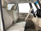 広い足元に肘掛けもついたゆったり座れるシートです。運転席と助手席の間が空いているため、助手席側への移動がスムーズです。交通量の多い道でも、助手席側から乗り降りができます。