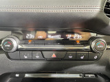 【左右独立温度コントロール式フルオートエアコン(DUAL/SYNC)】運転席側と助手席側でそれぞれ自由に温度設定ができ、快適な風量やモードなどを自動調整します!