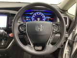 ハンドルにHondaセンシング系のクルーズコントロールやレーンキープアシストなどのスイッチと、オーディオの操作スイッチが装備されています。ハンドルから手を離さず安全に操作できます。