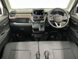 【インパネ】運転のしやすさを最優先に設計された見晴らしの良いフロントビュー。車両間隔が掴みやすく狭い道でも安心♪「安全」と「品質」を最優先に、安心してお乗りいただけるクルマを提供いたします。