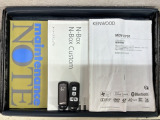 スマートキーは鍵をバッグに入れたままでもドアロックの開閉やエンジンのON・OFFができます。夜間や雨の日も鍵を探さなくて良いので便利です。