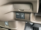 駐車や出庫時に障害物が接近するとお知らせしてくれるパーキングセンサーシステムつき。