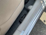 運転席のドア側には給油口を開けられるレバーがございます。デイズの給油口は左についております。
