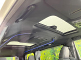 【サンルーフ】開放感たっぷりの希少装備、サンルーフが装着されています!車内に明かりを取り入れたり景色を楽しむ以外にも、車内の空気も簡単に換気できて快適です!