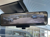 【スマートルームミラー】バックドアについてますカメラと連動して、後方の映像がルームミラーに映ります。