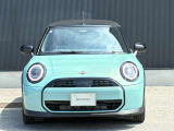 【ショールーム】ショールーム内にも車両を展示し、MINI好きなお客様にとって居心地のよい空間づくりを行っております。見学だけでも結構ですので、インターパークでのお買い物がてらぜひご覧にいらしてください。