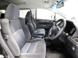 ゆったり室内で運転もしやすいです♪使い勝手の良い配置も考えられています!!
