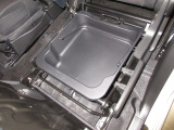 助手席下には、収納BOXが装備されておりシューズなどをしまって置くことが出来ます。また取り外せますので汚れ物を洗い場まで持って行けて便利ですね!