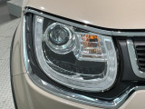 LEDヘッドライトは、点灯の瞬間から最大光量を発揮し、突然暗くなるトンネルなどでの安定感を高めます。