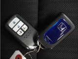 ◆スマートキー◆カギをバッグやポケットに入れたままでもドアロックの開閉ができる『スマートキー』付き!雨天や暗くなってもカギを取り出す必要がなくドアの開錠&エンジンも始動できます