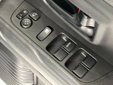 【電動格納ミラー】サイドミラーは電動格納式となっており、狭い駐車場でもキズがつくリスクを抑えられます。