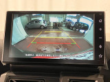 【バックモニター】 駐車時に車両後方の様子を見ることができるので、運転の不安を軽くします。