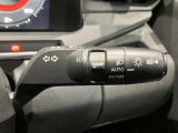 車外の明るさに応じでライトを点灯、消灯してくれるオートライト機能です☆お天気の良い昼間のトンネル走行などオートにしてると便利で安心です☆エンジン停止時にライトの消し忘れも無くなります☆