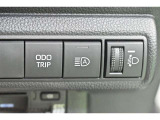 オートマチックハイビームとは、先行車や対向車のライトを認識し、ハイビームとロービームを自動で切り替える機能です。夜道の視界を確保します。詳細は販売店スタッフまでおたずねください。
