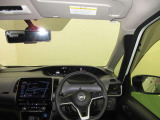 ドライバー目線で、使いやすく安全操作性と良好な視界を実現した運転席です。