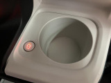 ホットドリンクをちょうどいい温度でキープしてくれる保温機能付きのホッとカップホルダーは軽初の装備!運転席と助手席に装備♪