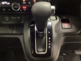 CVT車のセレクトレバーです。低速から高速まで、変速ショックのないスムーズな走りと、エンジン効率のよい領域を維持して燃費にも貢献します。サイドブレーキはスイッチ操作の電子制御パーキングブレーキです。