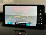 リバースギアに入れるだけで後方の表示へ切り替わります。夜間や雨の日の駐車も楽になりますよ。