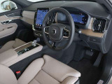 適度な包まれ感がありながらも見晴らしの良いインテリア 大型センターディスプレイは運転席側に向けられており、操作感や視認性も良好です